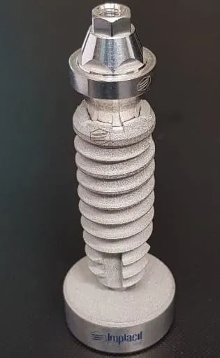 implante dental con aditamento